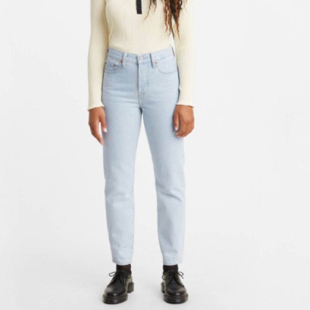 Levi’s Wedgie jeans icon fit size 28 light wash button fly
